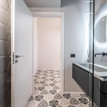 Emilia Palace Apartment *