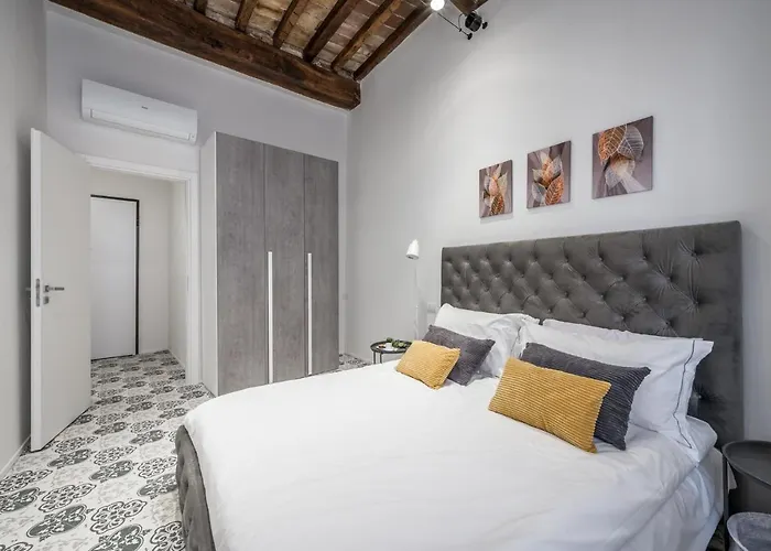 Emilia Palace Apartment